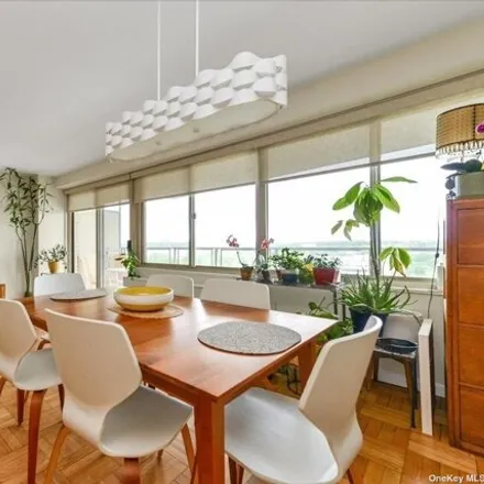 Image 8 - 14-30 Water's Edge Drive, New York, NY 11360, USA - Apartment for sale