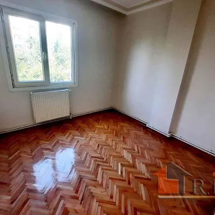 Rent this 3 bed apartment on Bilfen Koşuyolu Ortaokulu in Faik Bey Mescidi Sokağı, 34662 Üsküdar