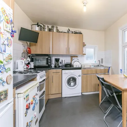 Image 3 - 27 Salisbury Road, London, E12 6AA, United Kingdom - Townhouse for rent