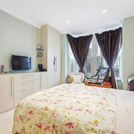 Image 3 - 66 Webb's Road, London, SW11 6SA, United Kingdom - Apartment for rent