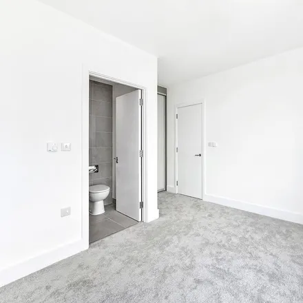 Image 6 - Southmere Drive, London, SE2 9AP, United Kingdom - Apartment for rent