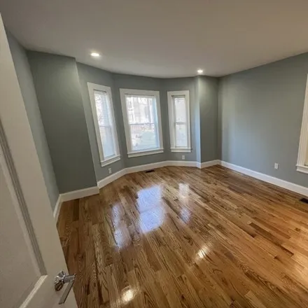 Image 3 - 141 Oxford Street, Cambridge, MA 02144, USA - Apartment for rent