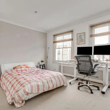 Image 4 - Fara, 70 Chatham Road, London, SW11 6HG, United Kingdom - Apartment for rent