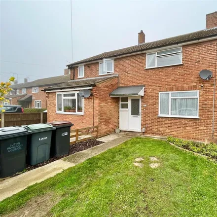 Rent this 3 bed townhouse on Briar Close in Luton, LU2 8EA