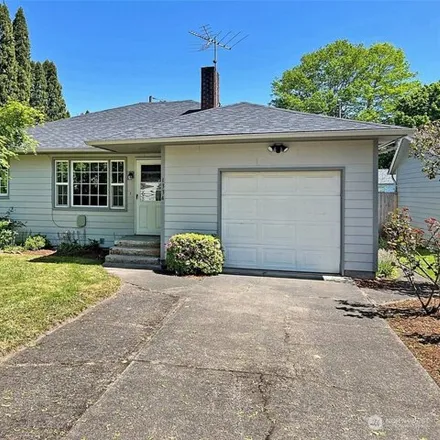 Buy this 3 bed house on 1370 9th Avenue in Longview, WA 98632