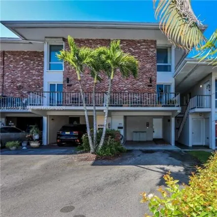Image 5 - 6782 Brookline Drive, Country Club, Hialeah Gardens, FL 33015, USA - Townhouse for sale