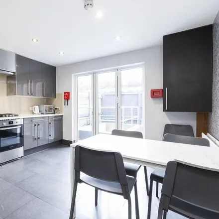 Rent this 5 bed townhouse on Burnley Road in Dudden Hill, London