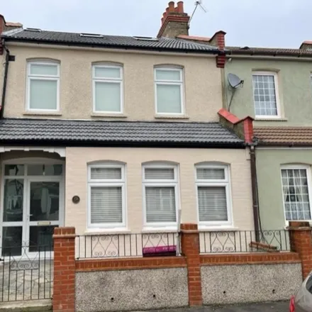 Rent this 5 bed townhouse on Dovercourt Avenue in London, CR7 7LJ