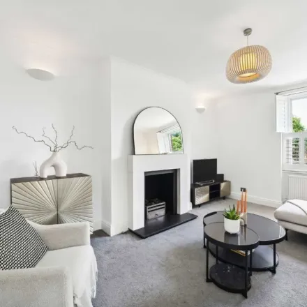 Rent this 3 bed apartment on Harvard Road in Strand-on-the-Green, London
