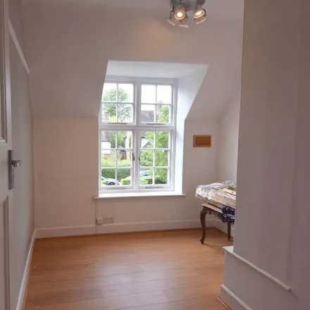 Image 9 - Midholm, London, NW11 6LL, United Kingdom - House for rent