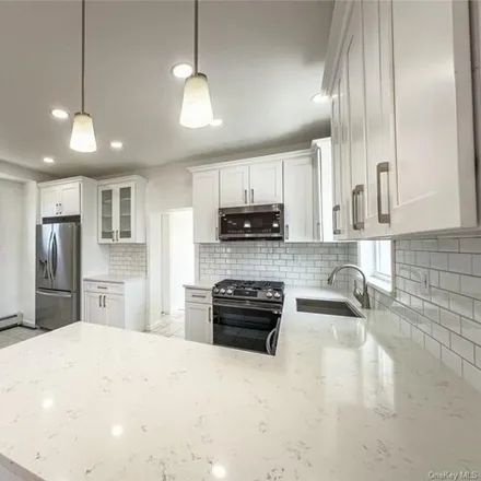Image 2 - 101 Husson Avenue, New York, NY 10473, USA - House for sale