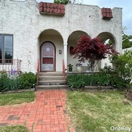 Buy this 3 bed house on 4 St James Place in City of Glen Cove, NY 11542