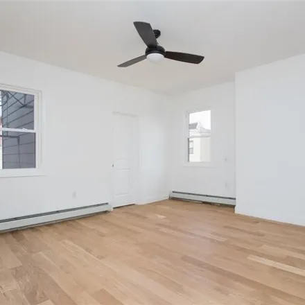 Image 3 - 1 Manhattan Avenue, Jersey City, NJ 07307, USA - House for sale