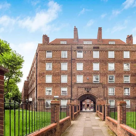 Rent this 4 bed apartment on Peckham Road in London, SE5 8QT