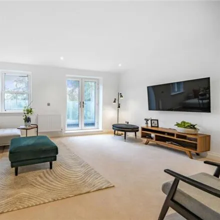 Image 4 - Rivermount Gardens, Guildford, GU2 4DN, United Kingdom - Townhouse for sale
