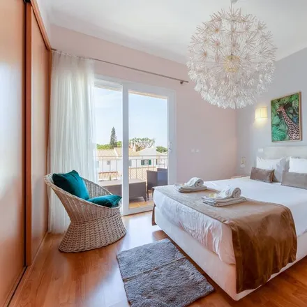 Rent this 4 bed house on Crowne Plaza Vilamoura Tesla Destination Charger in Rua da Comporta, 8125-403 Quarteira