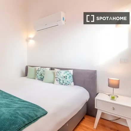 Rent this 4 bed room on Talho Chafariz in Rua dos Remédios, 1100-081 Lisbon
