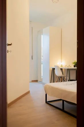 Rent this 3 bed room on Via Donatello in 22, 20131 Milan MI