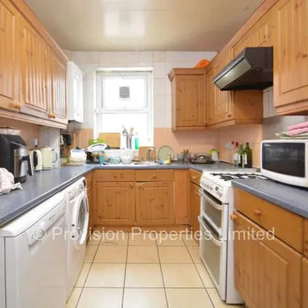 Rent this 7 bed townhouse on 31 Brudenell Mount in Leeds, LS6 1HT