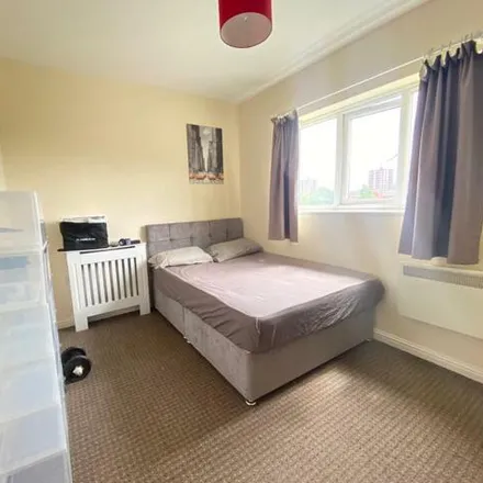Image 5 - QUEENS PK, Silchester Drive, Manchester, M40 8NS, United Kingdom - Apartment for sale
