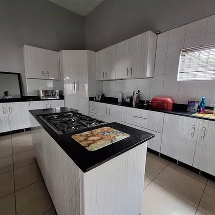 Rent this 3 bed apartment on Lakeview Drive in Croftdene, Chatsworth