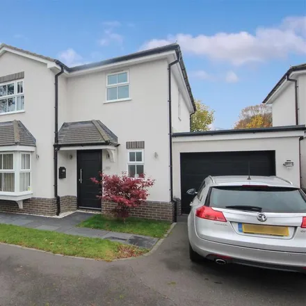 Rent this 4 bed house on St Peter's Catholic School in Horseshoe Lane East, Guildford