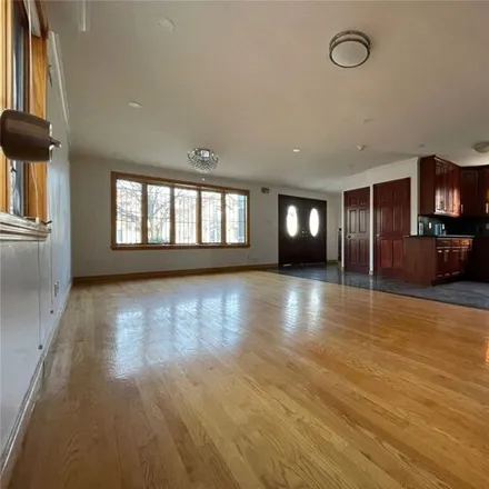 Image 3 - 56-30 197th Street, New York, NY 11365, USA - House for rent