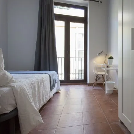 Rent this 13 bed room on Carrer de Calatrava in 19, 46001 Valencia