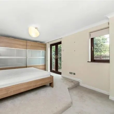 Image 7 - Croftongate Way, London, SE4 2DL, United Kingdom - Townhouse for sale