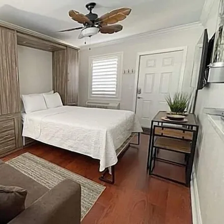 Rent this studio apartment on Hollywood