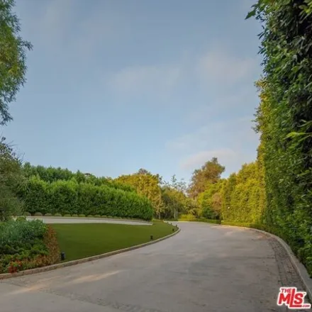Image 2 - 1210 Benedict Canyon Drive, Beverly Hills, CA 90210, USA - House for sale
