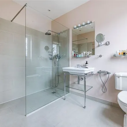 Rent this 6 bed apartment on 8 Fairfax Road in London, W4 1EW
