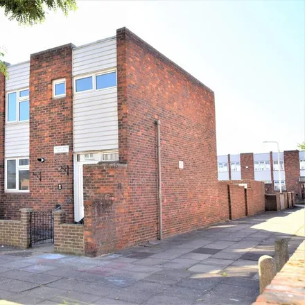 Rent this 3 bed house on Inglewood Close in London, IG6 3EW