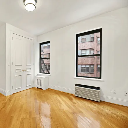 Image 3 - 226 East 70th Street, New York, NY 10021, USA - Apartment for rent