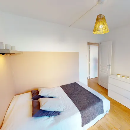 Rent this 6 bed room on 10 rue Juge