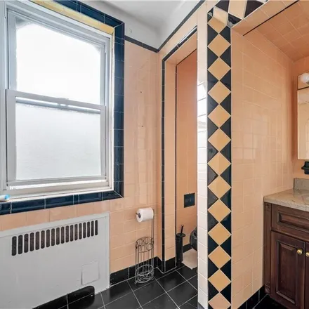 Image 5 - 529 88th Street, New York, NY 11209, USA - House for sale