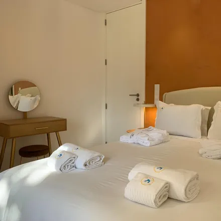 Rent this 3 bed apartment on Quinta do Castelo das Rosas in Farmácia Marginal, Rua Doutor Álvaro Lacerda e Melo