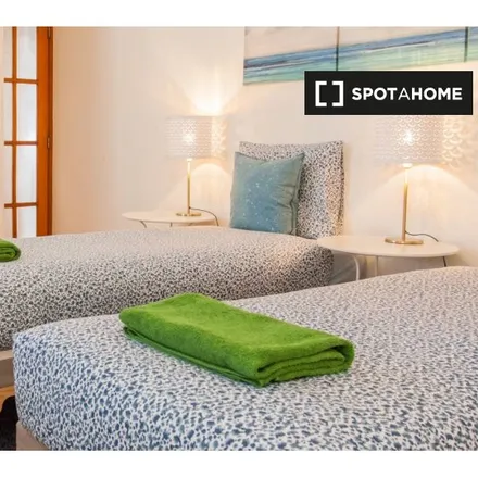 Rent this 5 bed room on Café & Meio in Rua de Dom João I, 4450-289 Matosinhos