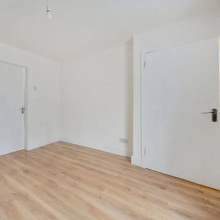 Image 5 - Garrett Close, London, W3 6TB, United Kingdom - House for rent