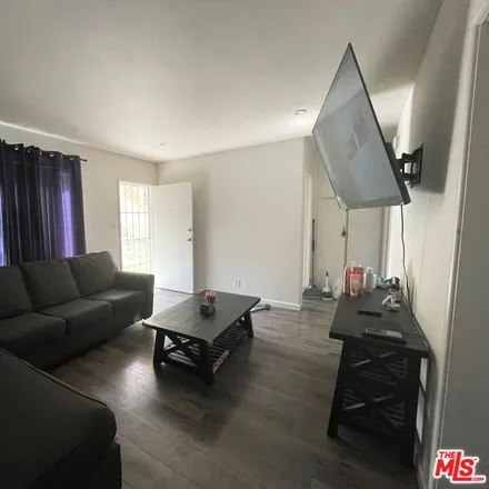 Image 7 - 5833 Cartwright Avenue, Los Angeles, CA 91601, USA - Townhouse for sale