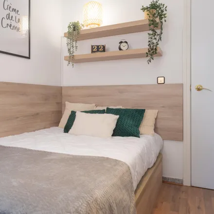 Rent this 5 bed room on Madrid in Pedro & Víctor Joyeros, Calle de Guzmán el Bueno