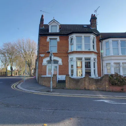 Rent this 1 bed room on Westcliff Avenue in Southend-on-Sea, SS0 7QR