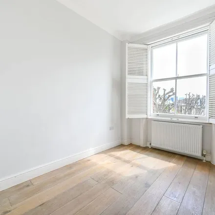 Rent this 4 bed apartment on Sutherland Avenue in London, W9 1LT