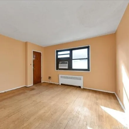Image 4 - 160-56 17th Avenue, New York, NY 11357, USA - Apartment for sale