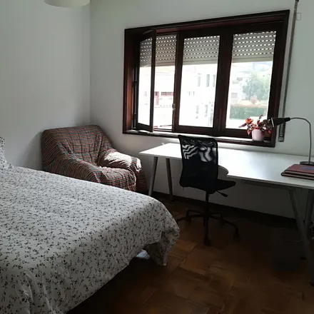 Rent this 4 bed room on Rua de Marquês Sá da Bandeira 532 in 4400-217 Vila Nova de Gaia, Portugal