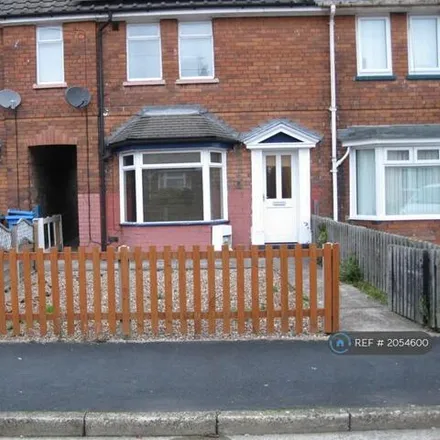 Rent this 3 bed townhouse on Helmsley Grove in Hull, HU5 5EL