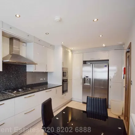 Image 3 - Queens Way, London, NW4 2TN, United Kingdom - House for rent