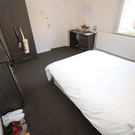 Rent this 4 bed apartment on 5a Chestnut Avenue in Leeds, LS6 1BA