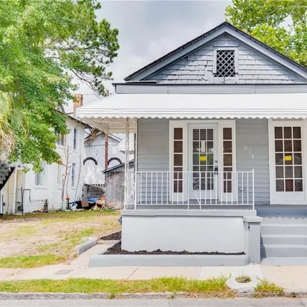 Buy this 2 bed house on 638 West 42nd Street in Savannah, GA 31415