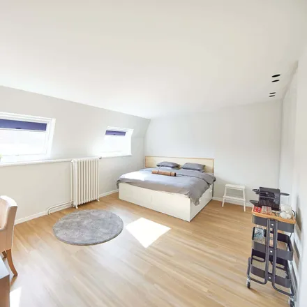 Rent this 8 bed room on Rue Washington - Washingtonstraat 5 in 1050 Ixelles - Elsene, Belgium